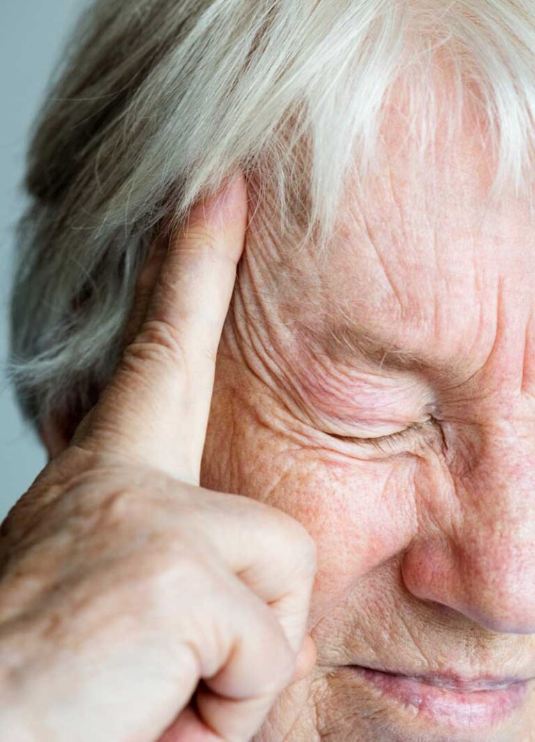 Starija ženi se drži za glavu